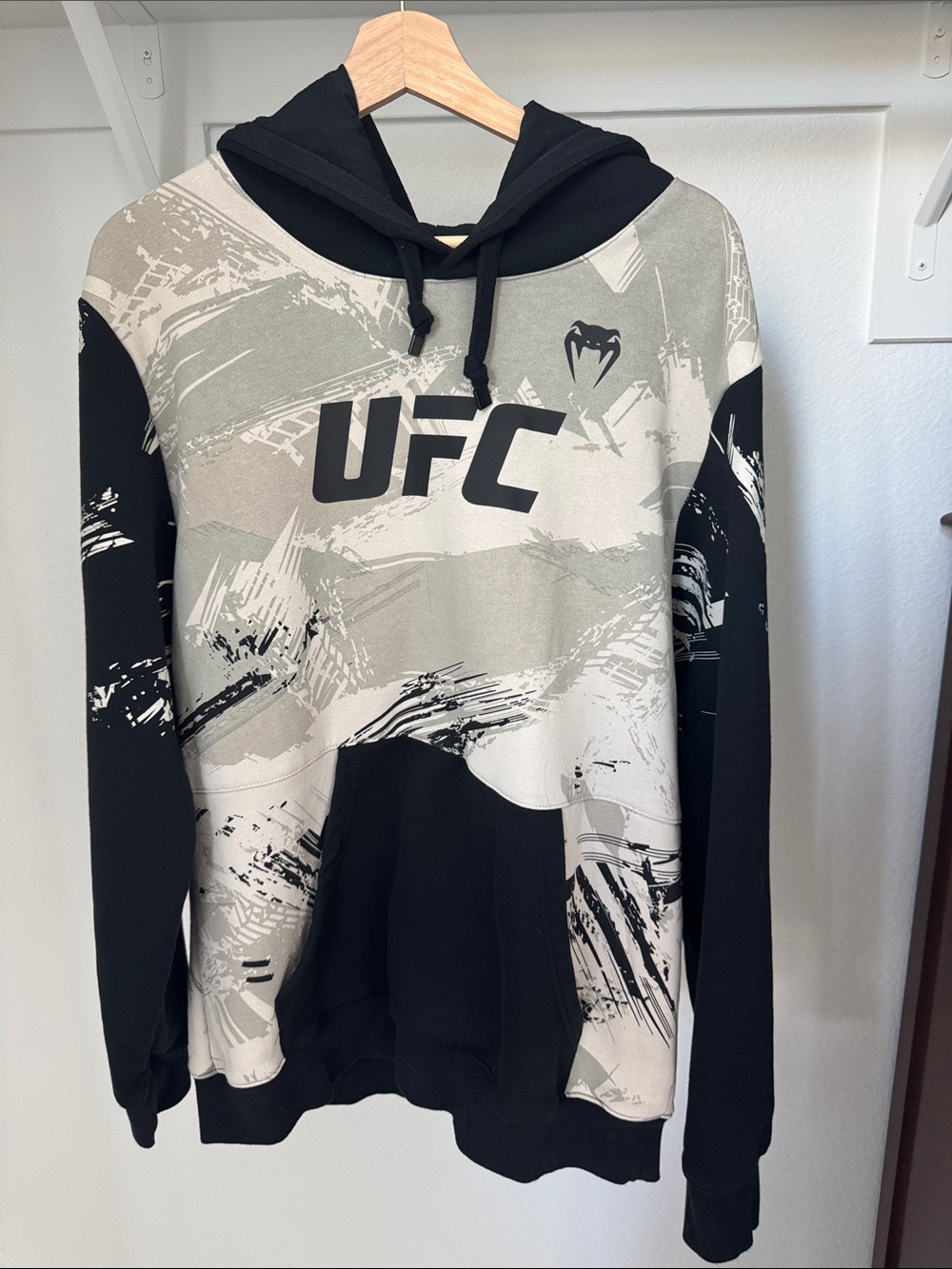 UFC Black & Gray Graphic Zip-Up Hoodie (XL)